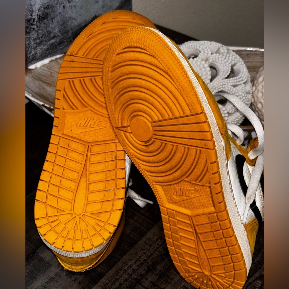 Youth Air Jordan 1 Retro High OG 'Yellow Ochre' sneakers SZ 6.5​ - Picture 11 of 15